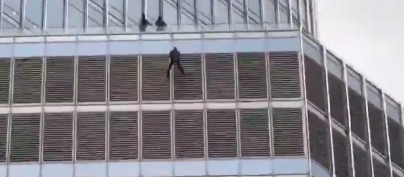 Ψυχοπαθής απειλεί να πέσει από την πύργο Τραμπ του Σικάγου αν δεν μιλήσει στον Ν.Τραμπ!